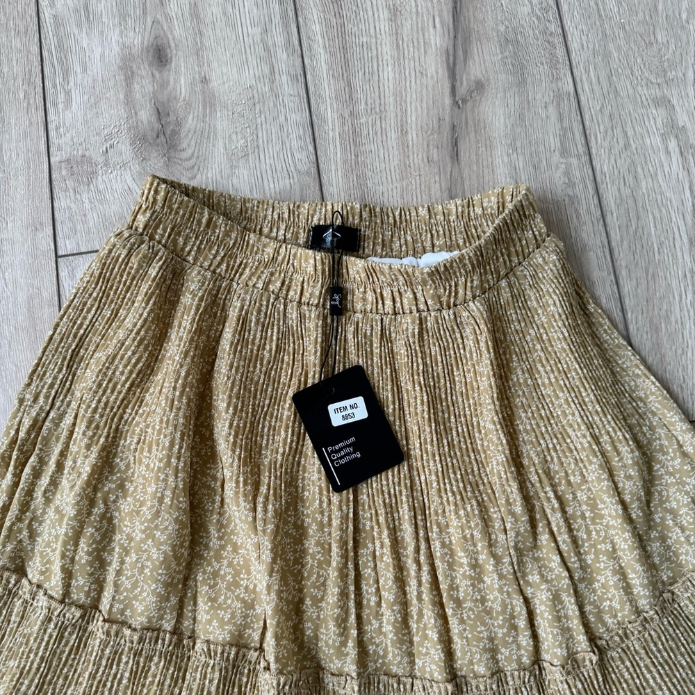 women’s soft yellow floral tiered pleated brand new skirt. size small. with tags